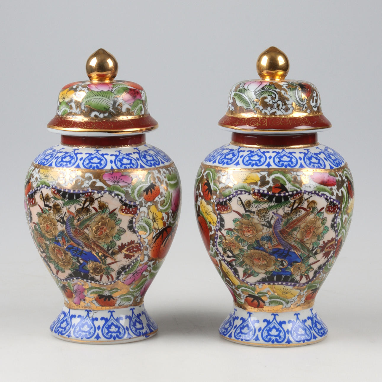 LOCKURNOR, 2 st, porslin, Kina, 1900-tal.