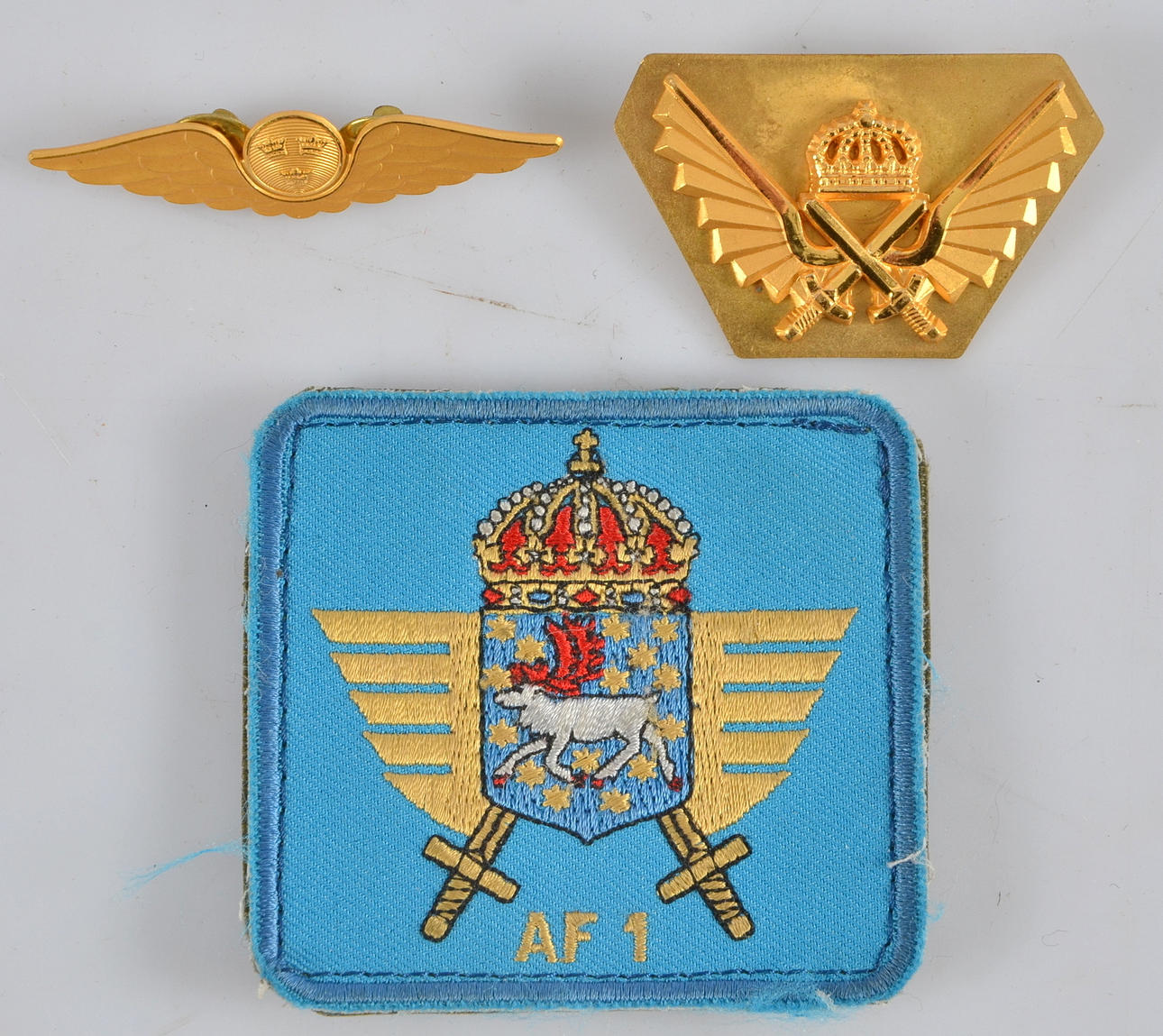 FLYGVINGAR, 2 st, samt tygmärke.