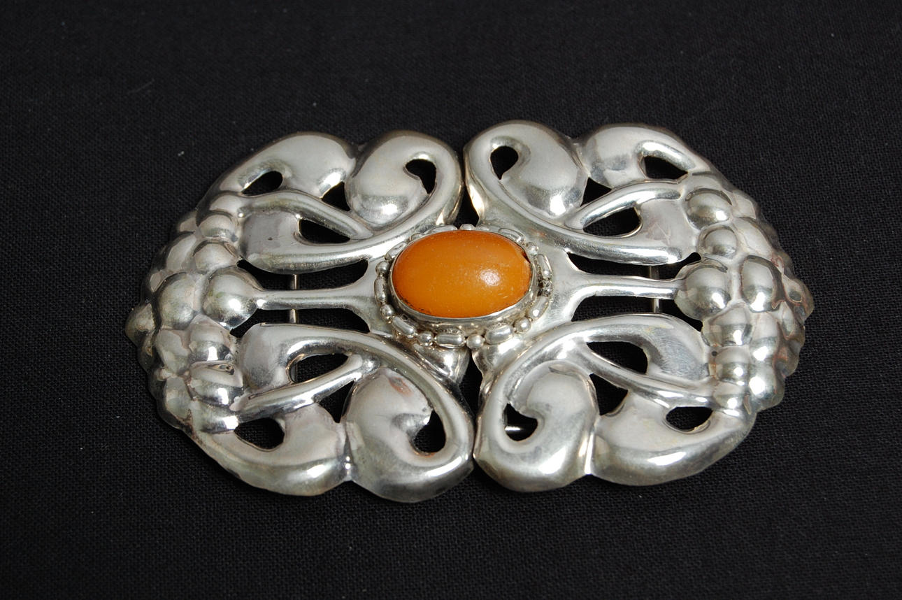 SPÄNNE, silver, bärnsten, Danmark, 1900-talets början.