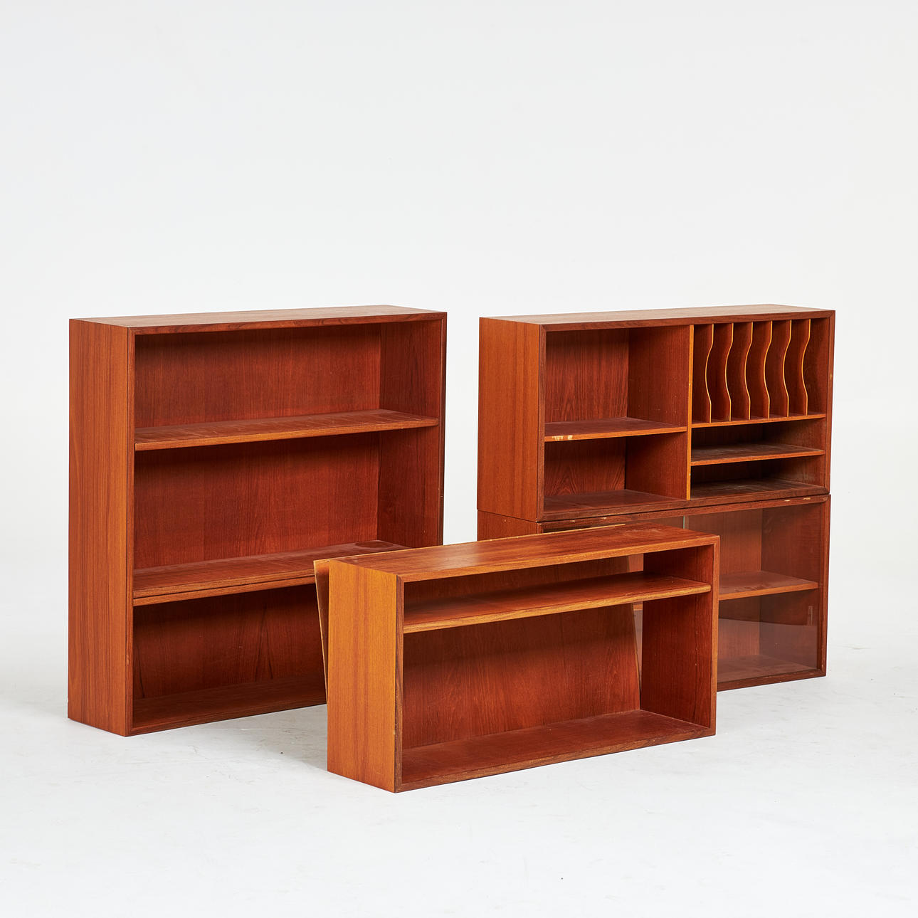 HYLLSYSTEM. 4 sektioner, 1960/70-tal, teak.