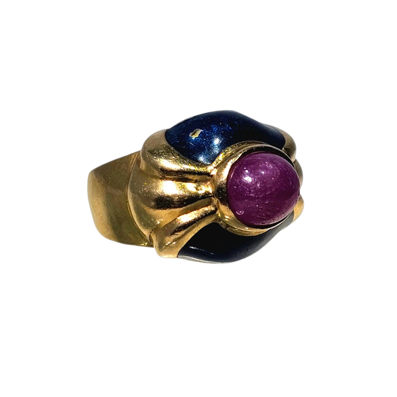 18k yellow gold ring with cabochon-cut ruby.