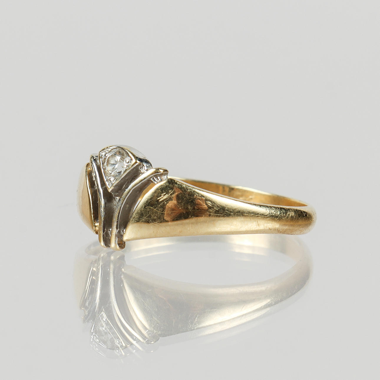 RING, 14k guld med liten facettslipad vit sten.