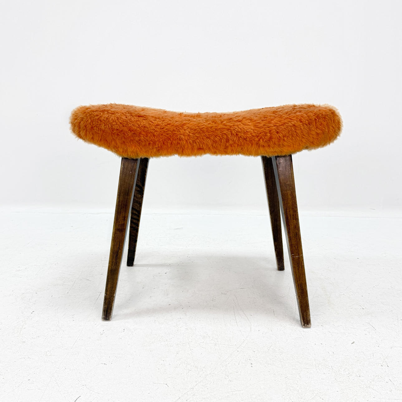 PALL - Träpall, klädd sits, njurformad.
