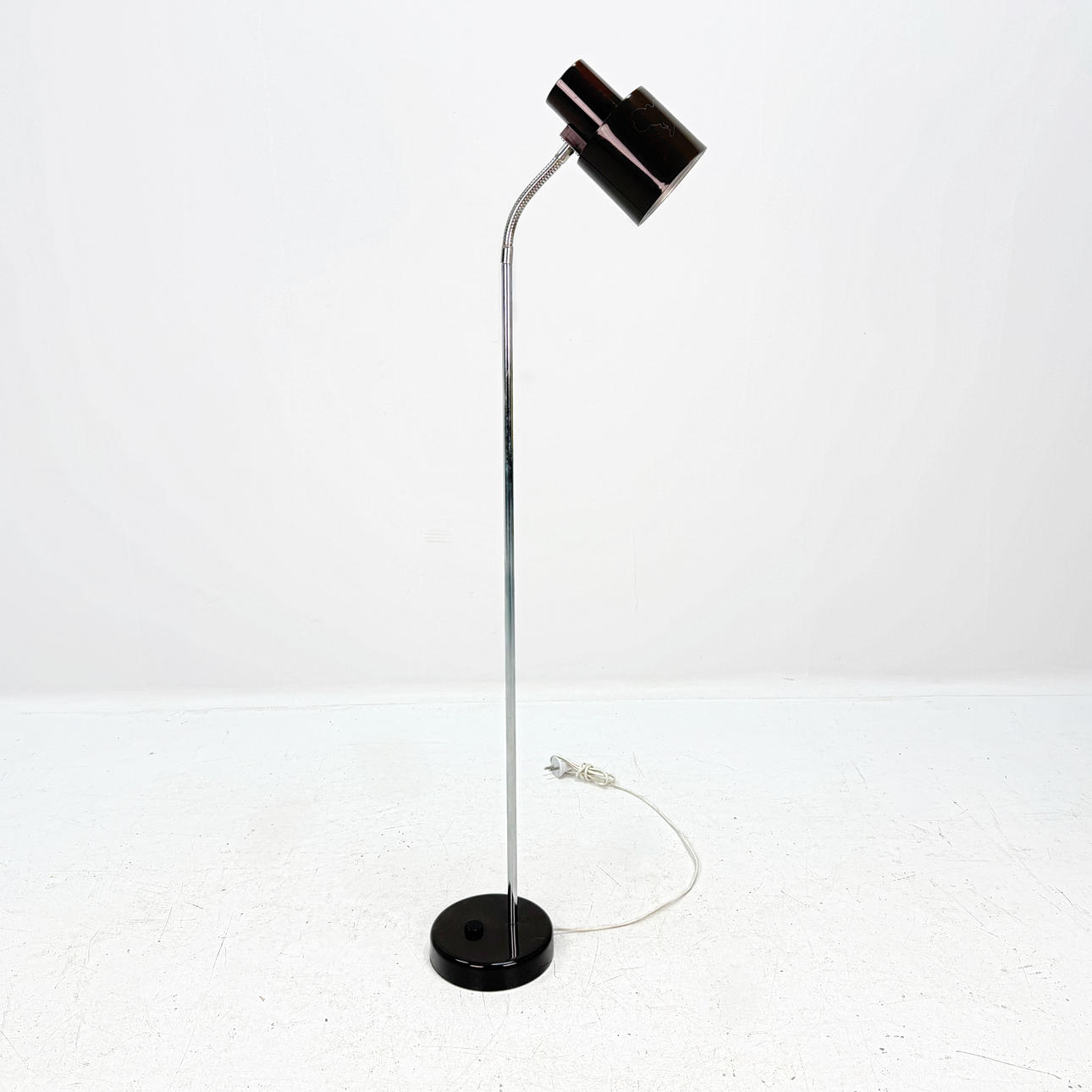 FLOOR LAMP - Metal and plastic.