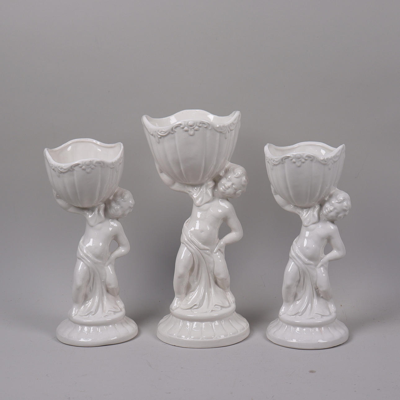 YTTERFODER på figurfot, Italien, porslin, 3 st.