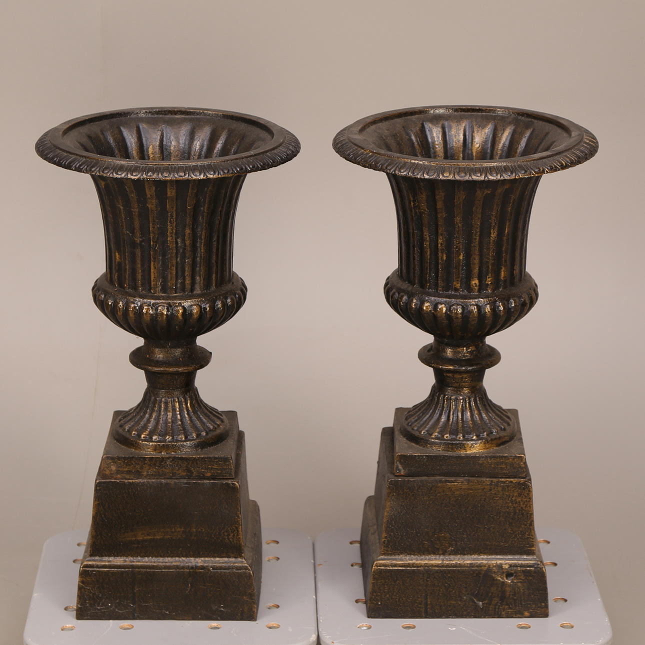 TRÄDGÅRDSURNOR MED SOCKLAR, ett par, gjutjärn, patinerade, 2000-tal.