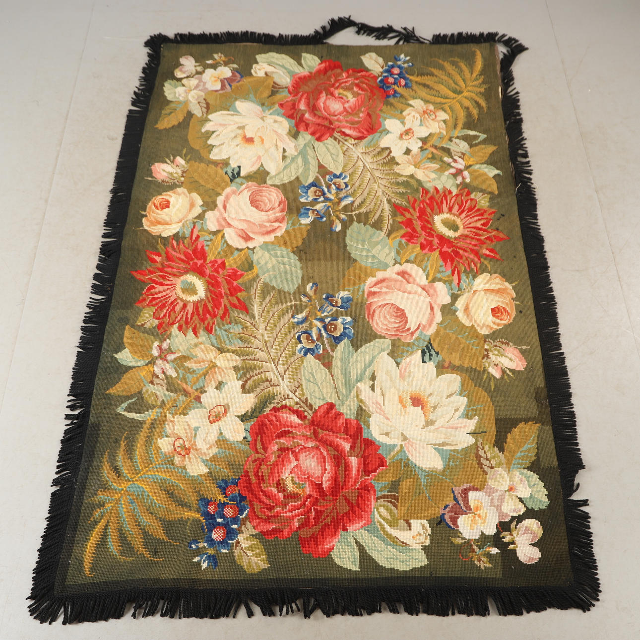 VÄGGBONAD, broderade blommor, 1900-tal.