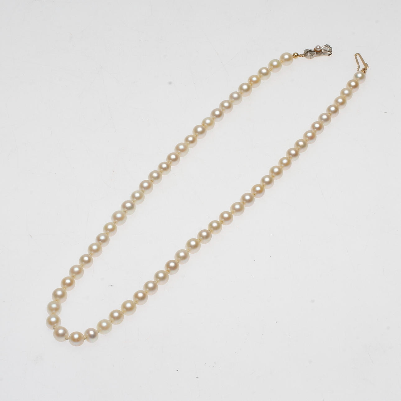 COLLIER, sötvattens odlade pärlor med lås i 18k guld.