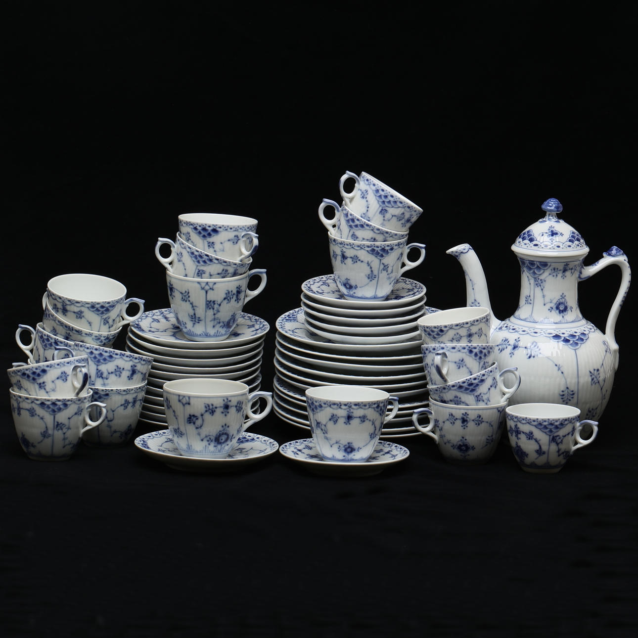 KAFFESERVISDELAR, ca 33 delar, porslin, "Musselmalet, Royal Copenhagen.