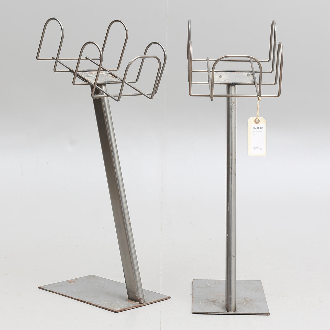 BROSCHYRSTÄLL, 2 stycken, järn.