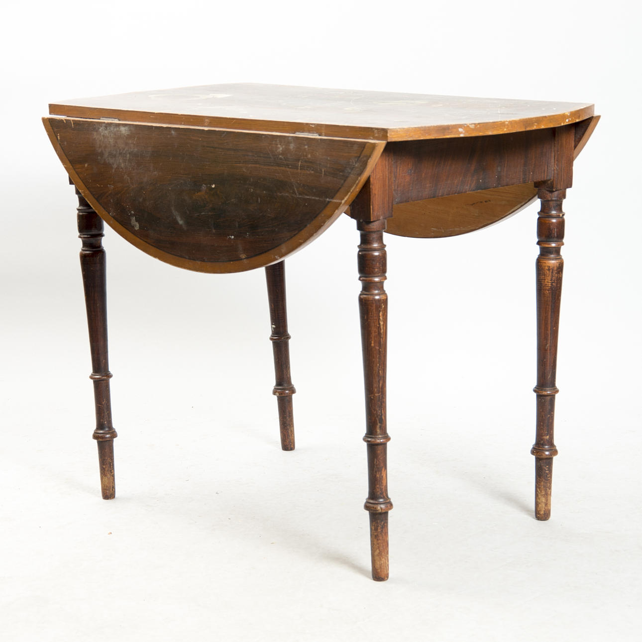 BORD MED KLAFFAR, drickamålat, sent 1800-atl.