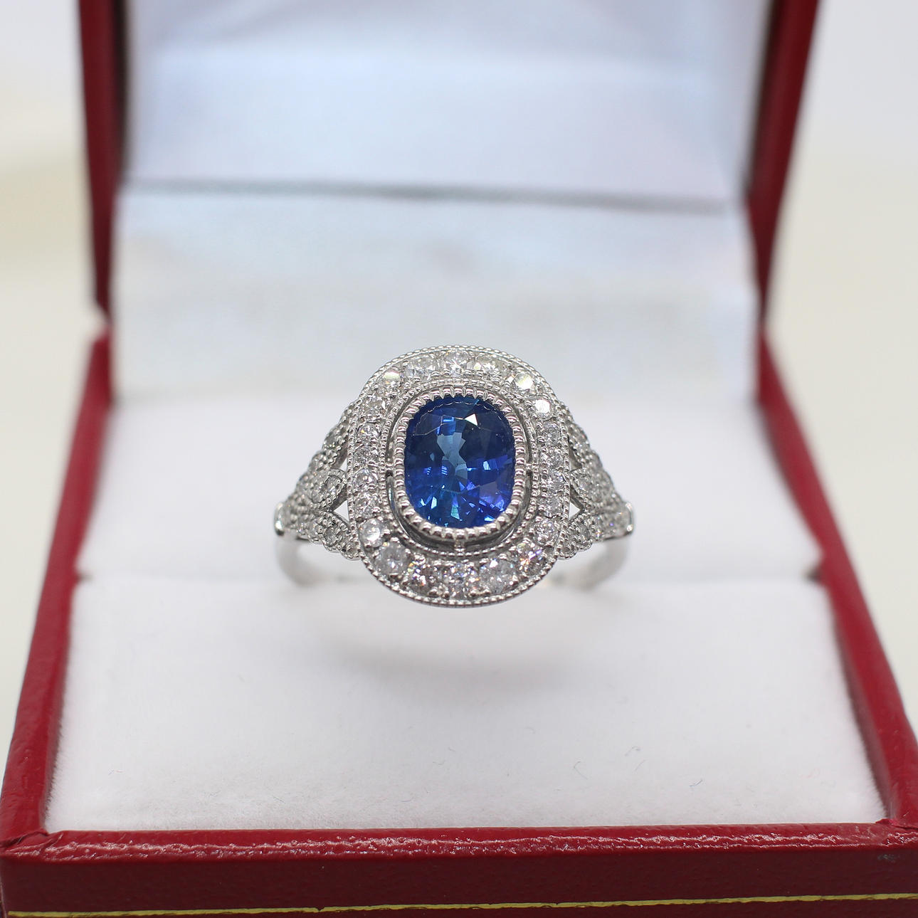 ART DECO STYLE SAPPHIRE & DIAMOND RING.