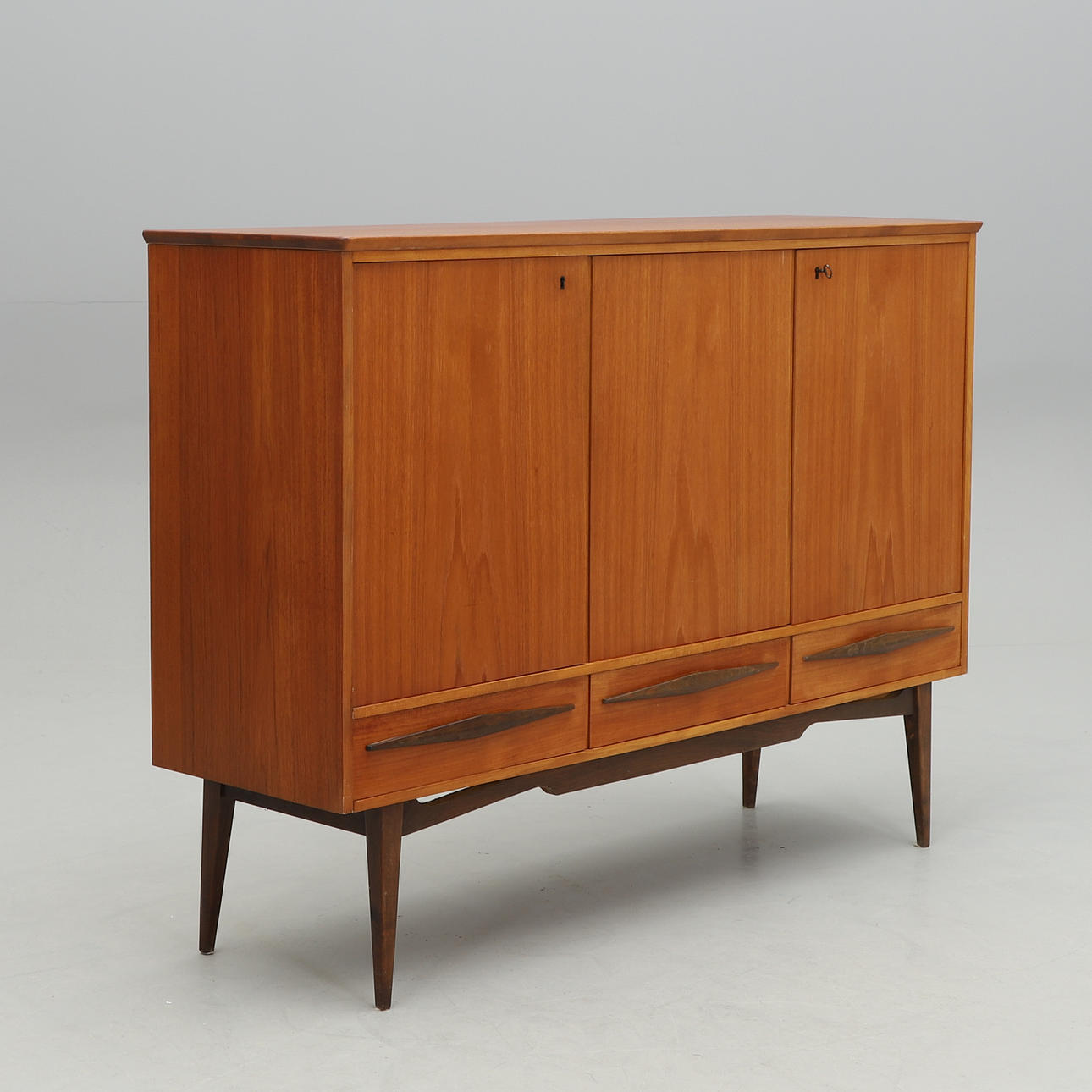 SIDEBOARD, 1900-talets mitt.