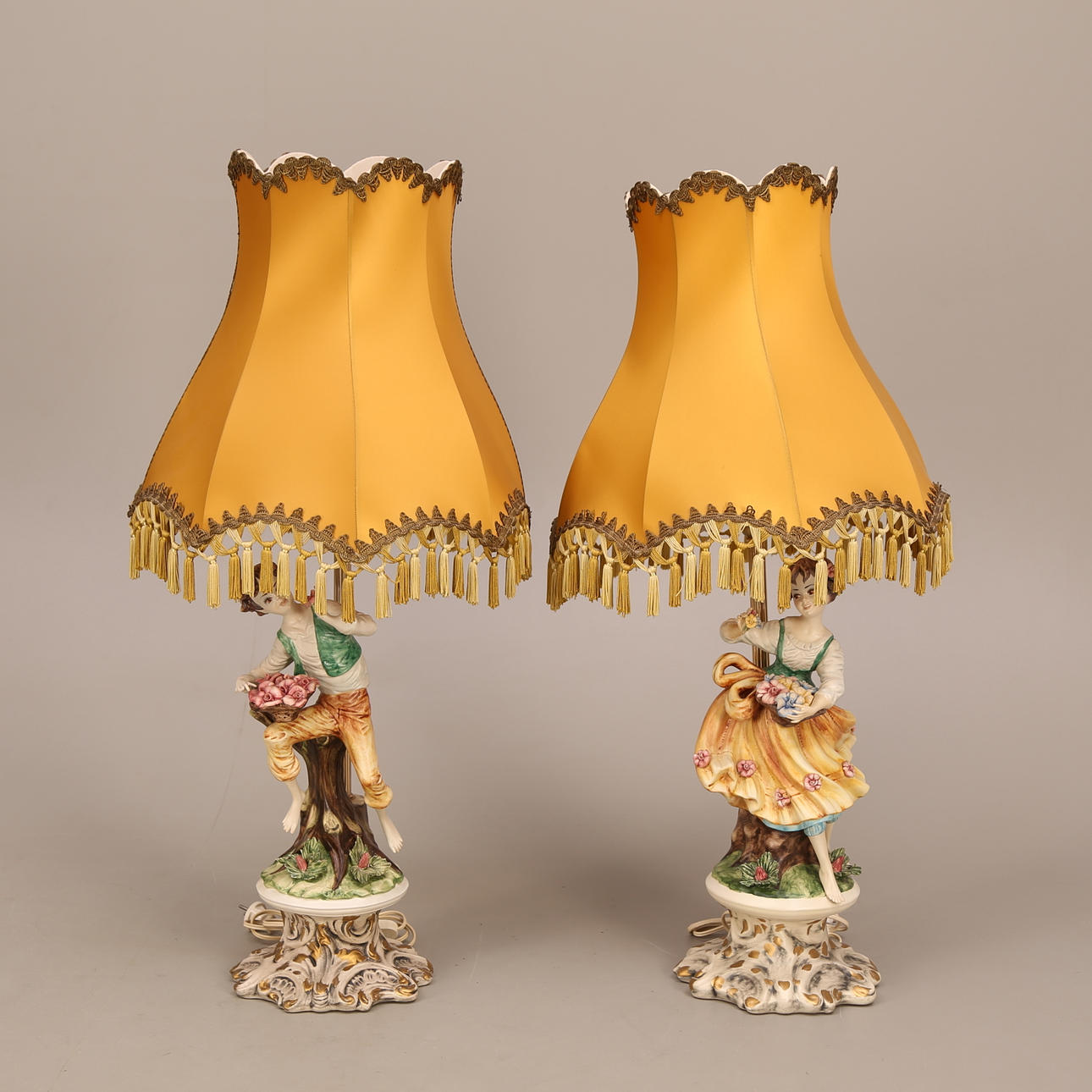 BORDSARMATURER, ett par, pojke och flicka, porslin, sent 1960-tal, Italien.