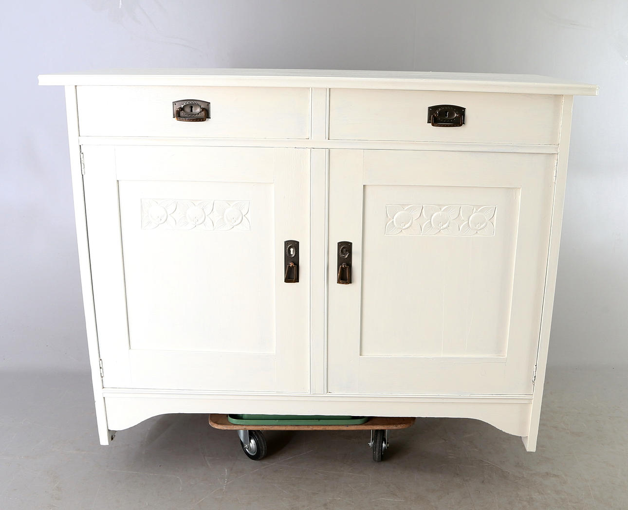 SKÄNK/BUFFÈ, ek, jugend, äpplet, 1900-talets första hälft.