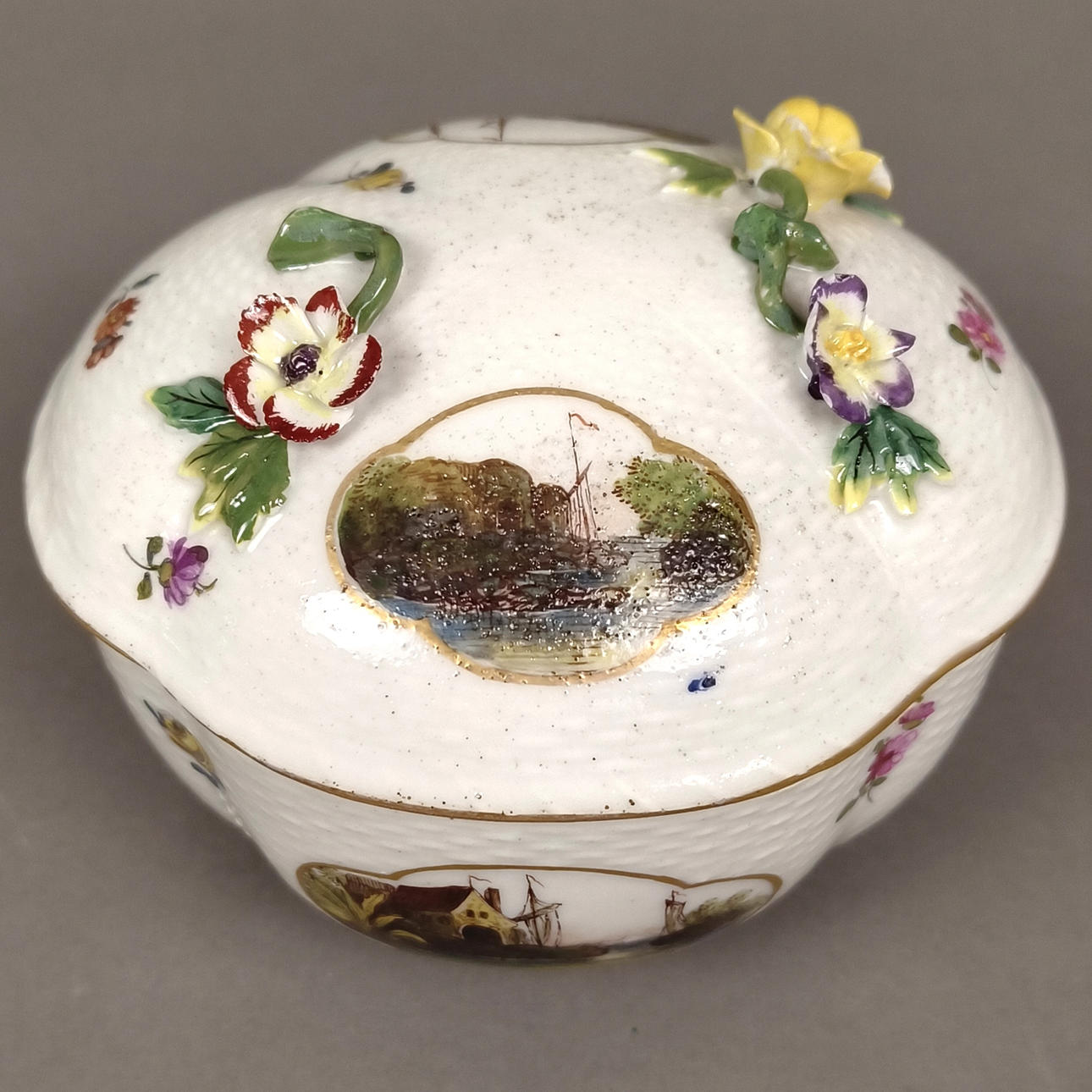 PORCELAIN LIDDED BOX - PROBABLY 18TH CENTURY.