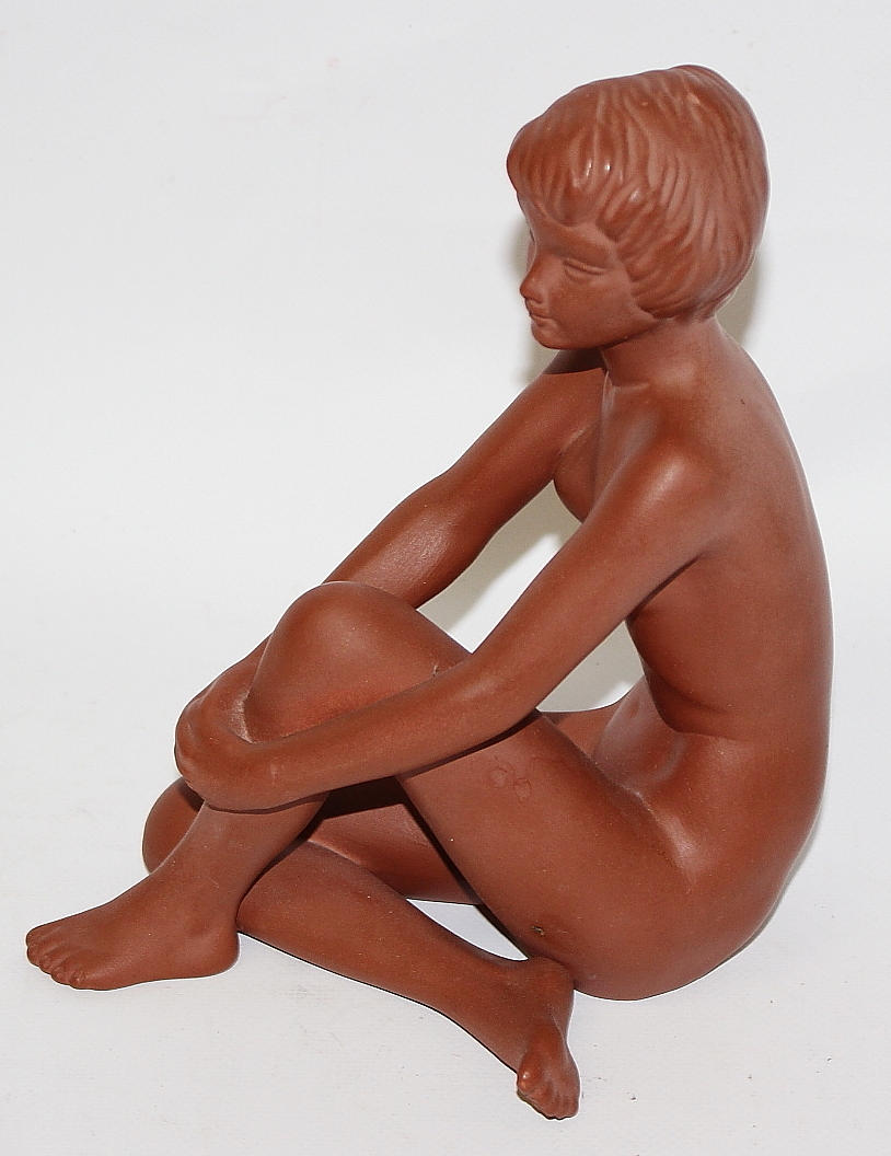 FIGURIN, sittande kvinna, Gmundner Keramik, Österrike.