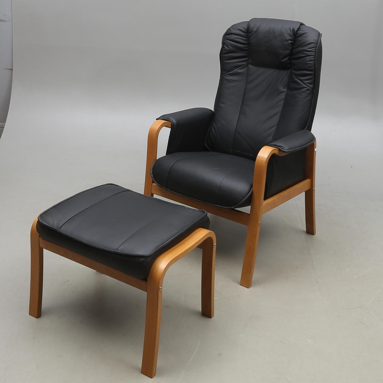 FÅTÖLJ med FOTPALL, etikettmärkt Anderssons, 1900/2000-tal.