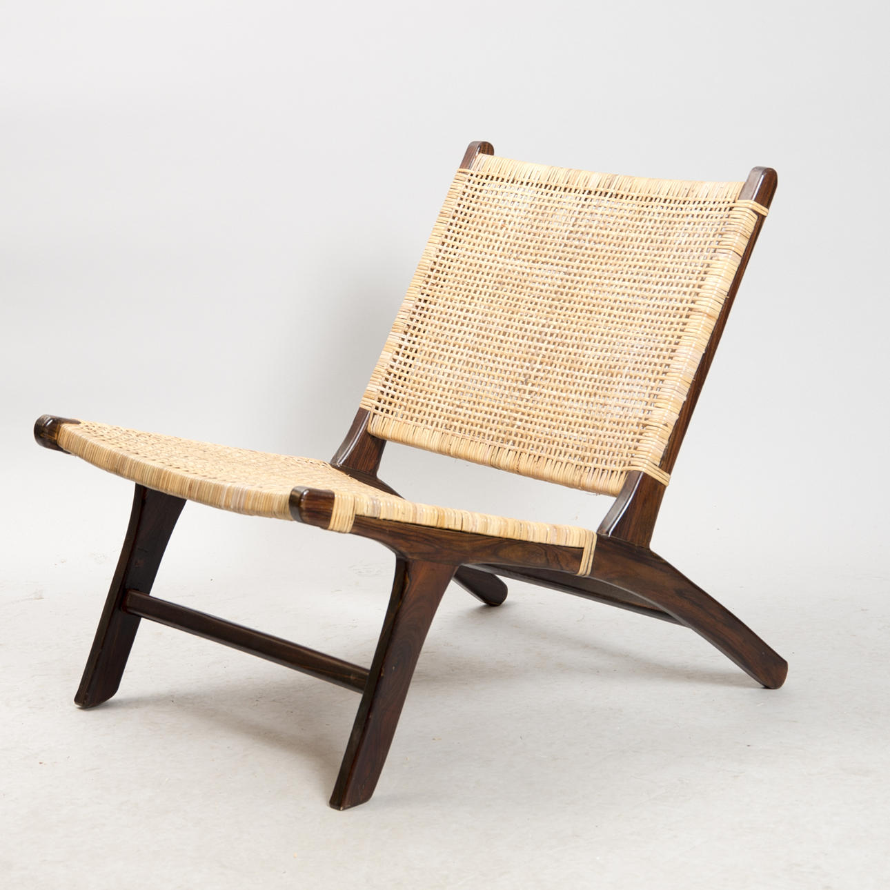 STOL, svartbetat trä med rotting i sits och rygg, samtida.