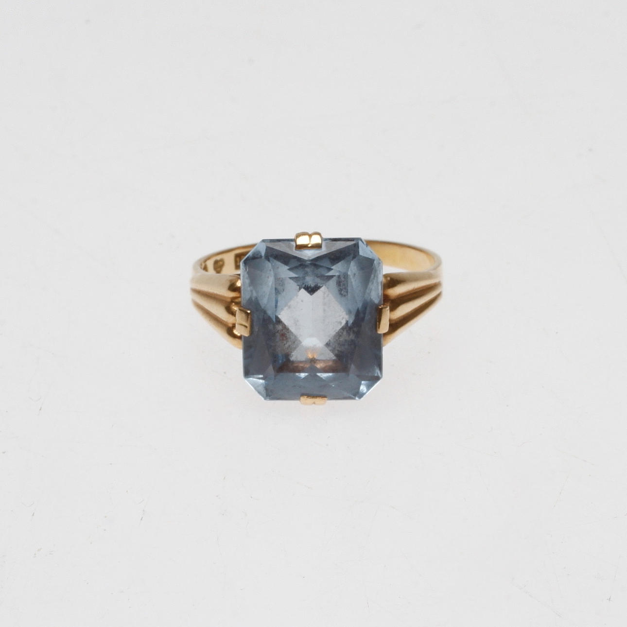 RING, 18k guld med blå sten, vikt ca 3,2 gram.