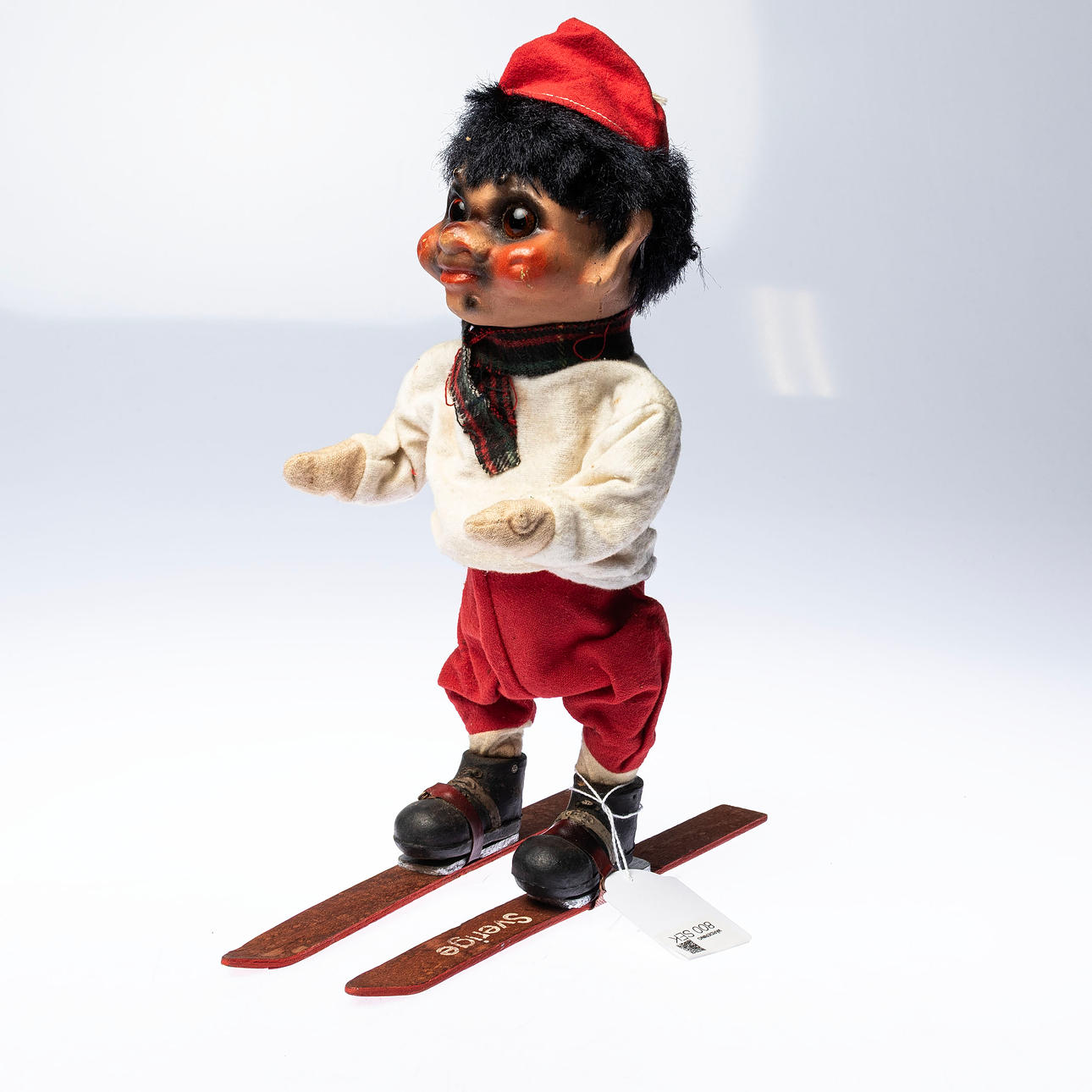 SKIDÅKANDE TROLL, daterad 1957.