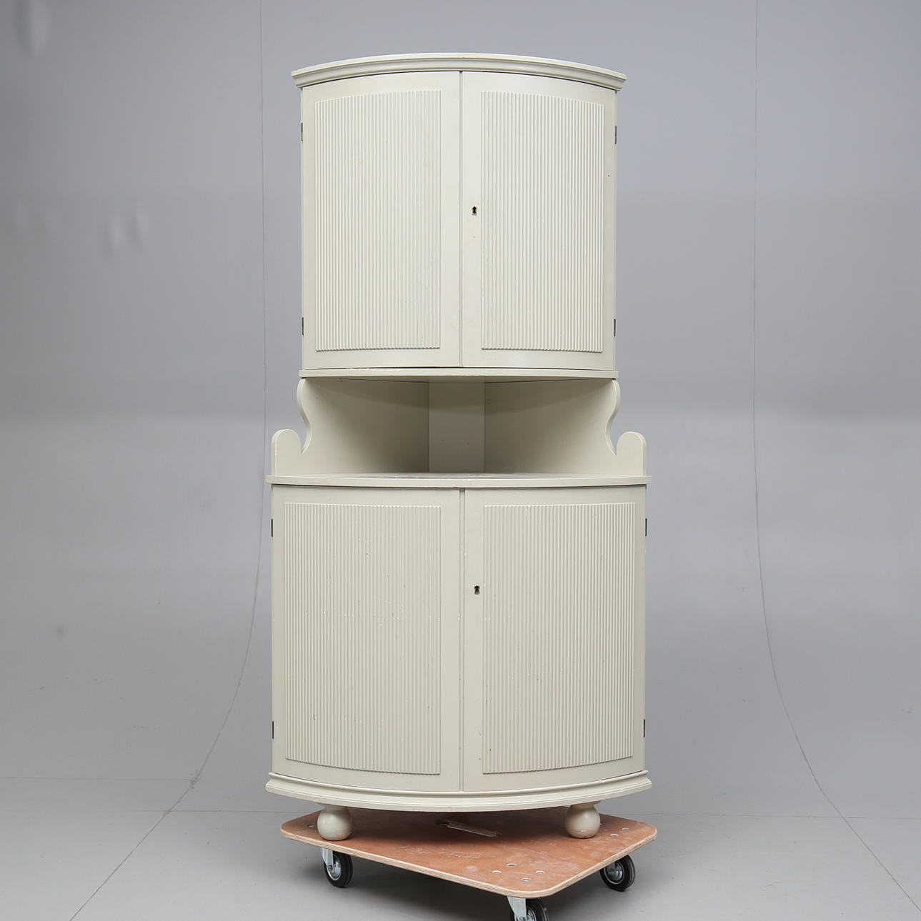 HÖRNSKÅP, gustaviansk stil, 1900-talets mitt.