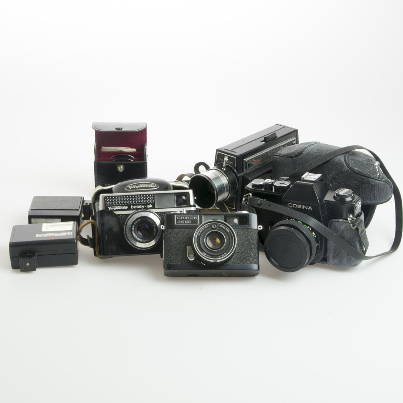 KAMEROR SAMT FILMKAMERA, 4 stycken, med tillbehör.