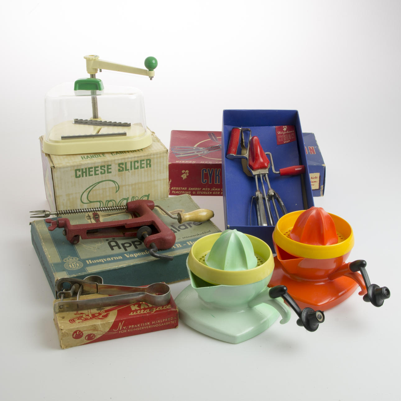 HUSGERÅD i ORIGINALFÖRPACKNINGAR, 6 delar, 1900-talets mitt.