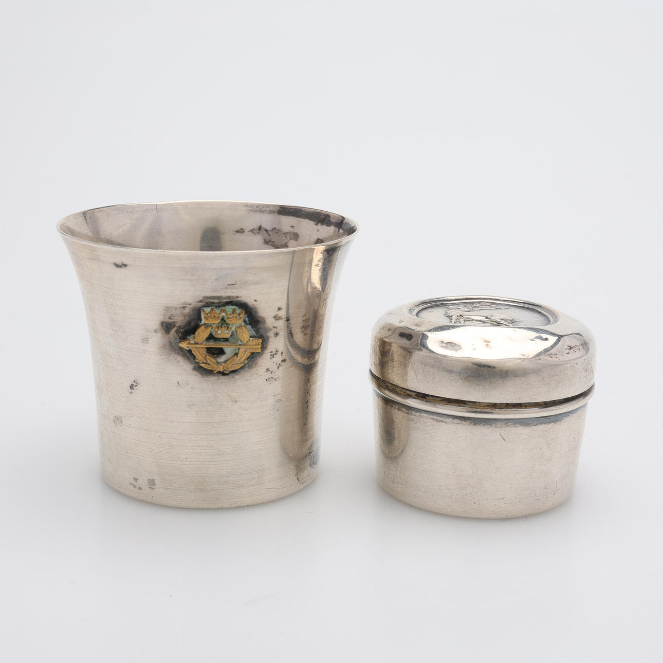 SILVERFÖREMÅL, TVÅ ST, TOTALVIKT CA 41,7 GRAM.