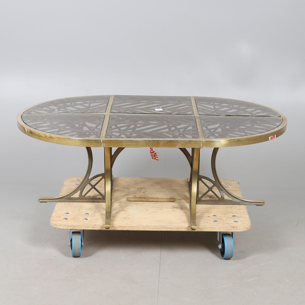 A BRASS BOW ENDED COFFEE TABLE. Furniture - Coffee Tables - Auctionet