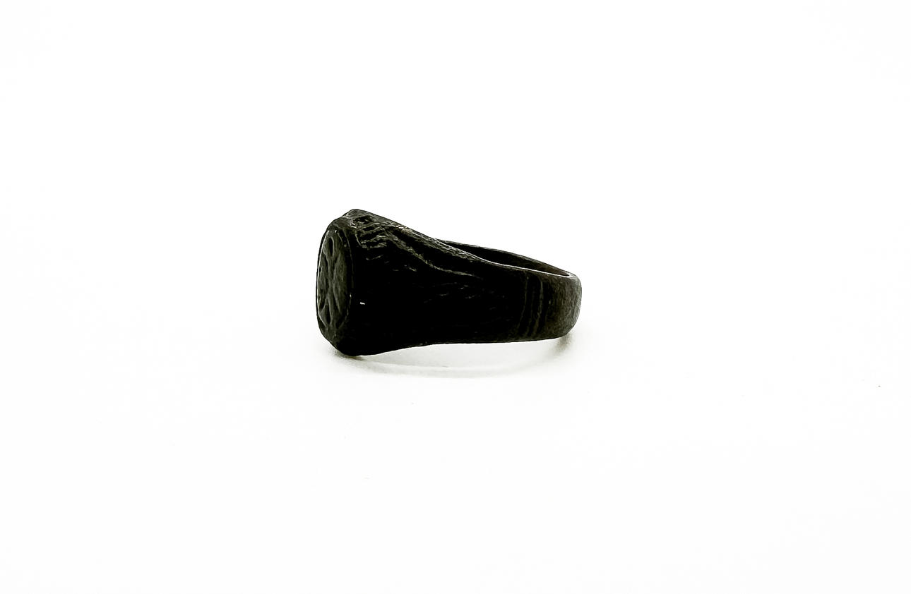 Ring. Patinerad Brons.