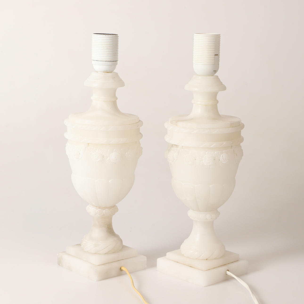 BORDSLAMPOR, 1 par, alabaster, 1900-tal.