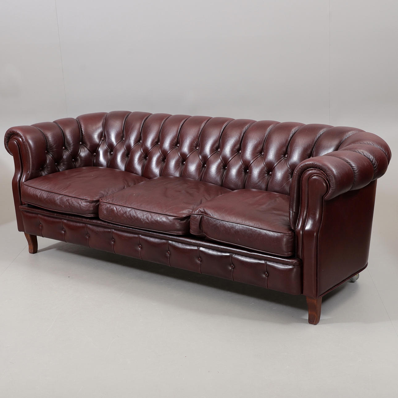 SOFFA, skinn, Chesterfieldmodell, 1900-talets andra hälft.