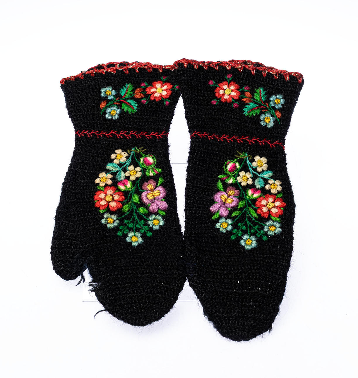 VANTAR / DRÄKTVANTAR, Handbroderade.