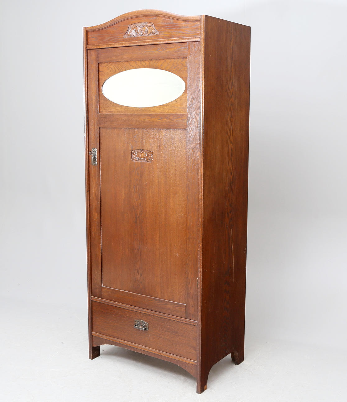 SKÅP, ek, jugend, äpplet, 1900-talets första del.