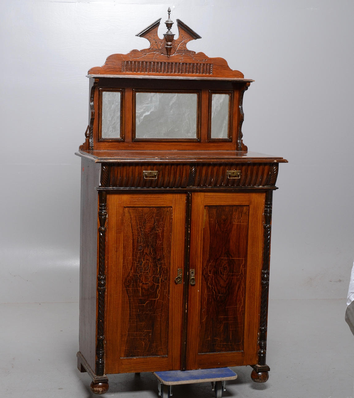 SPEGELSKÄNK, 1800-tal.