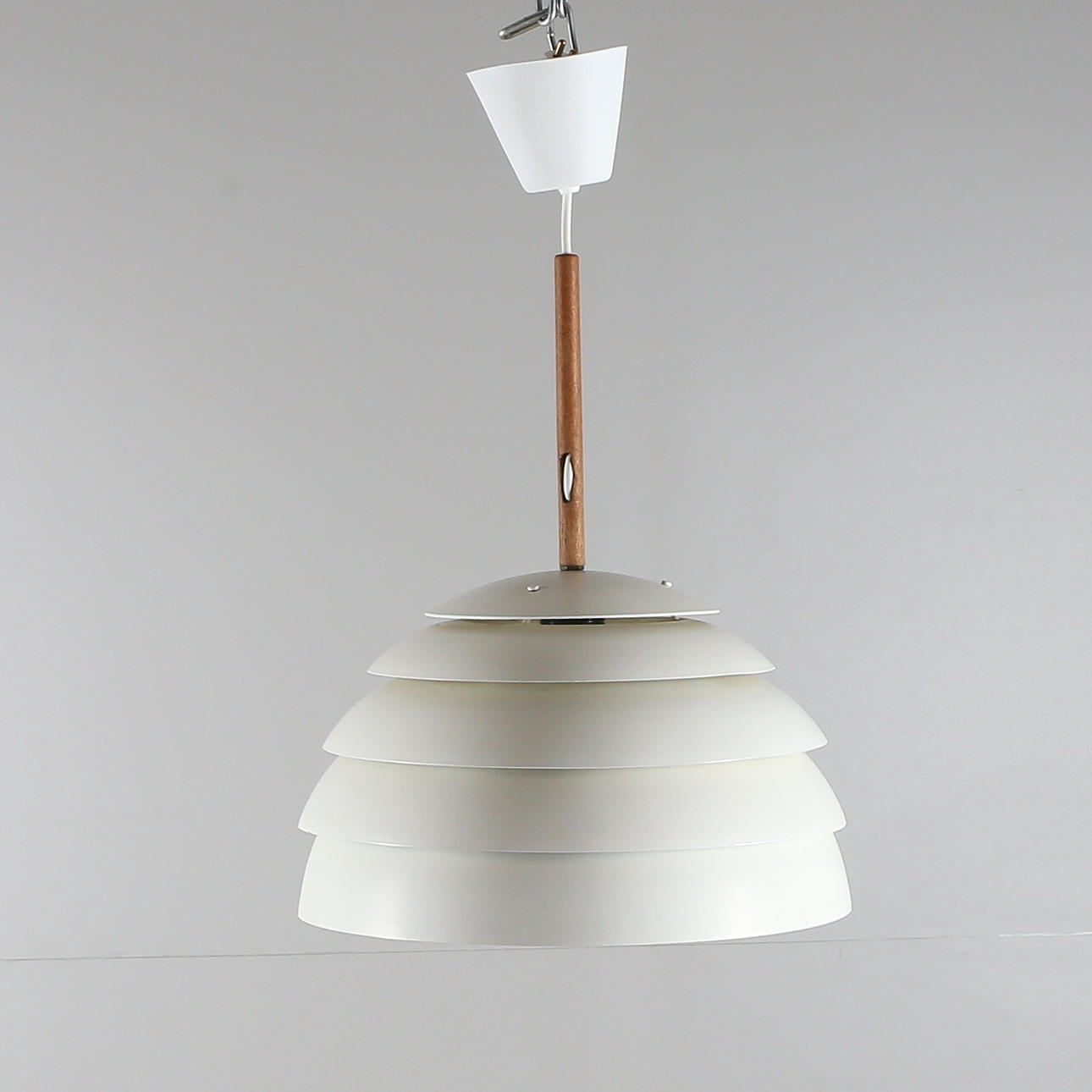 TAKLAMPA, metall/trä, 1900-tal.