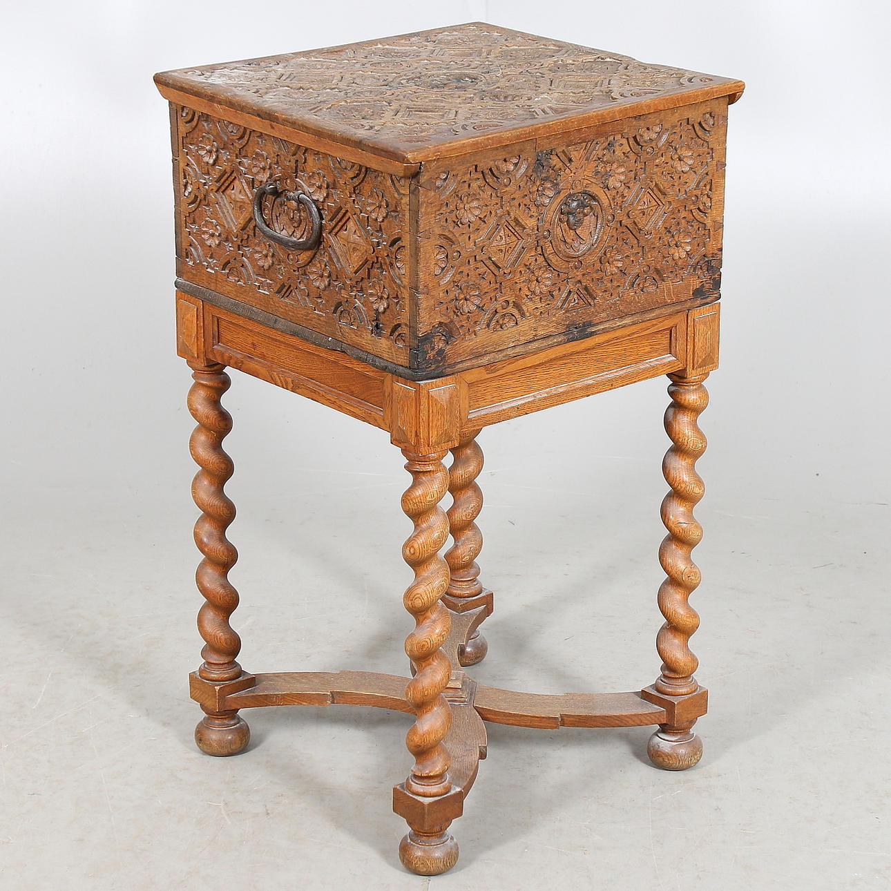 SKRIN, ek, barock, karvsnittsdekor, 1700-tal.