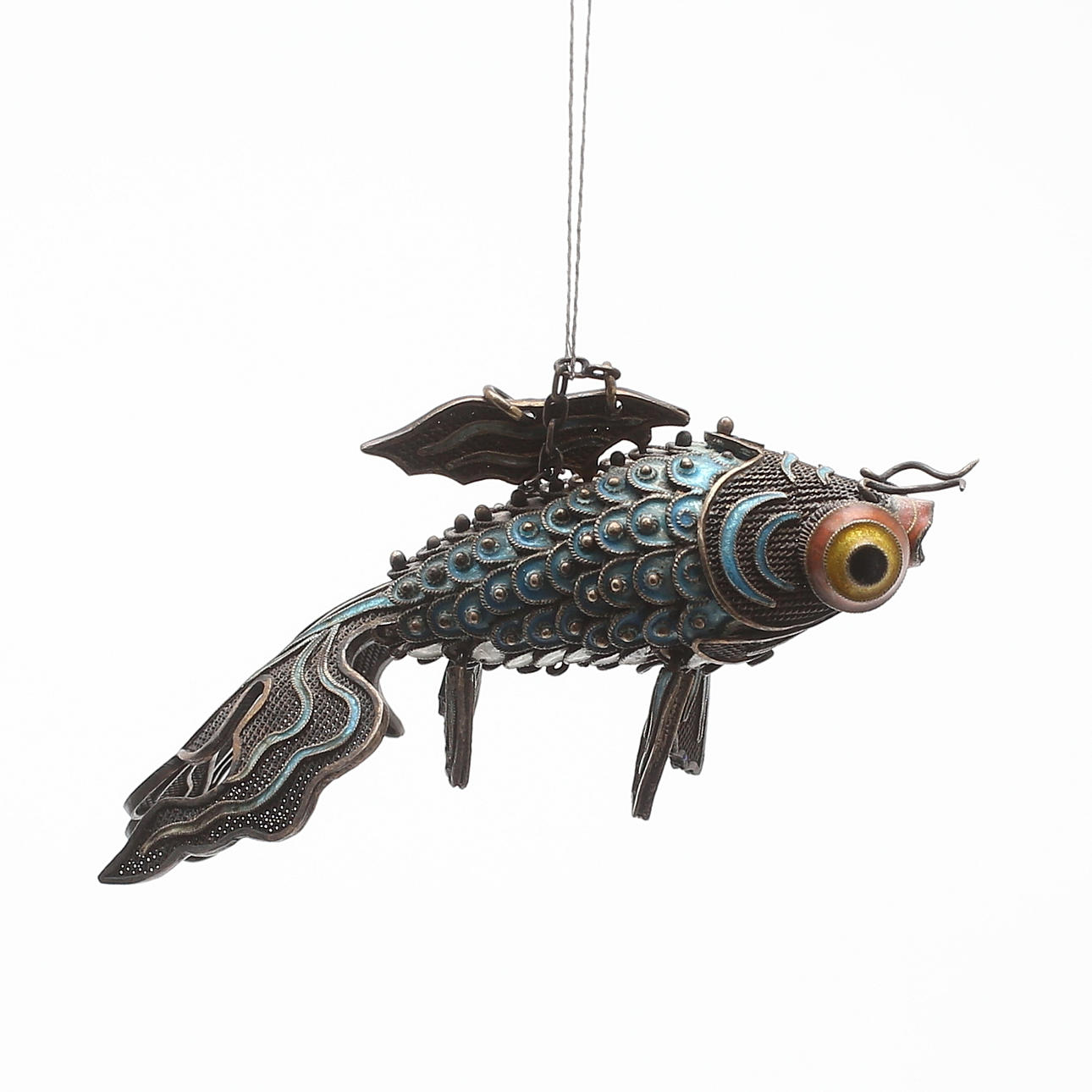 DEKORATION, i form av fisk, emalj/cloisonné, troligen Kina, 1900-talets mitt.