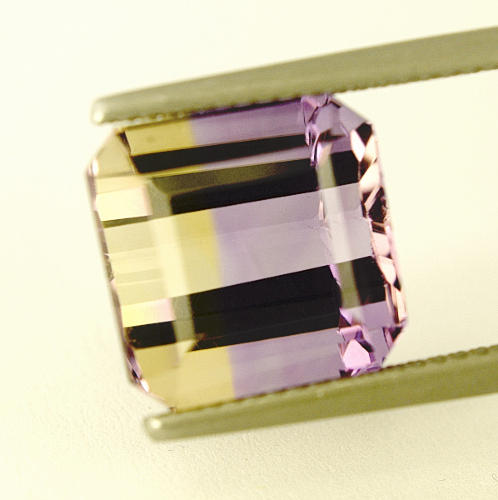 AMETRIN, 8,98 CT. gul-lila certifikat.