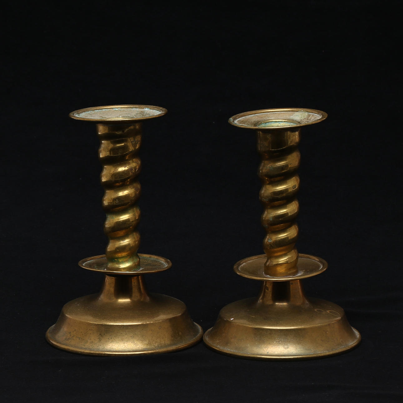 LJUSSTAKAR, 1 par, barockstil. mässing, Gottfrid Carlsson, Eskilstuna.