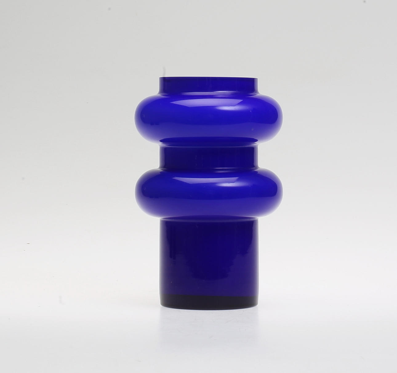 GLASVAS, PO. Ström, Alsterfors, signerad, daterad -68.