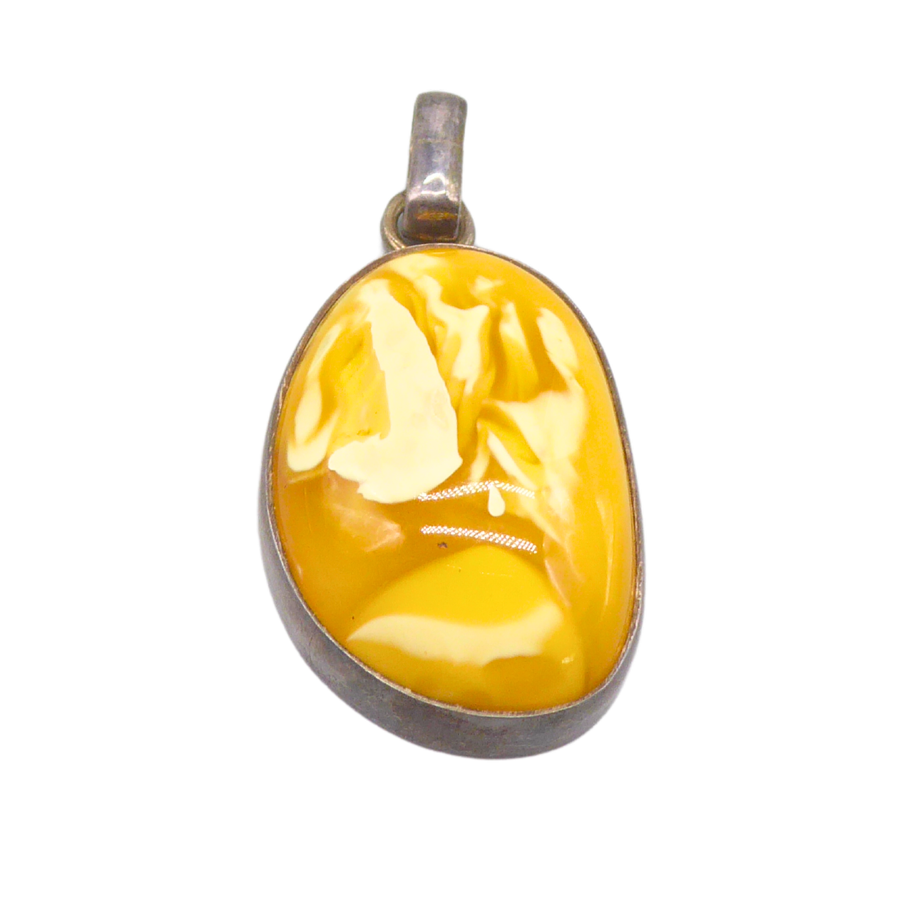 AMBER PENDANT SET IN 925 STERLING SILVER.