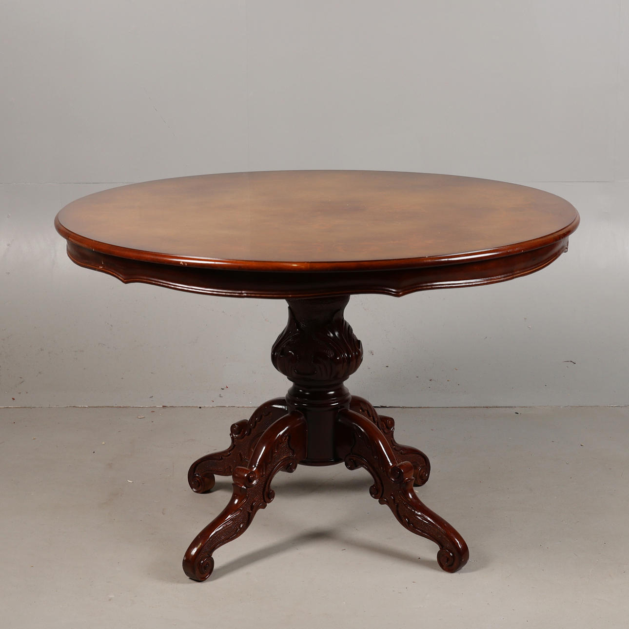 A CIRCULAR DINING TABLE. Furniture - Dining tables - Auctionet