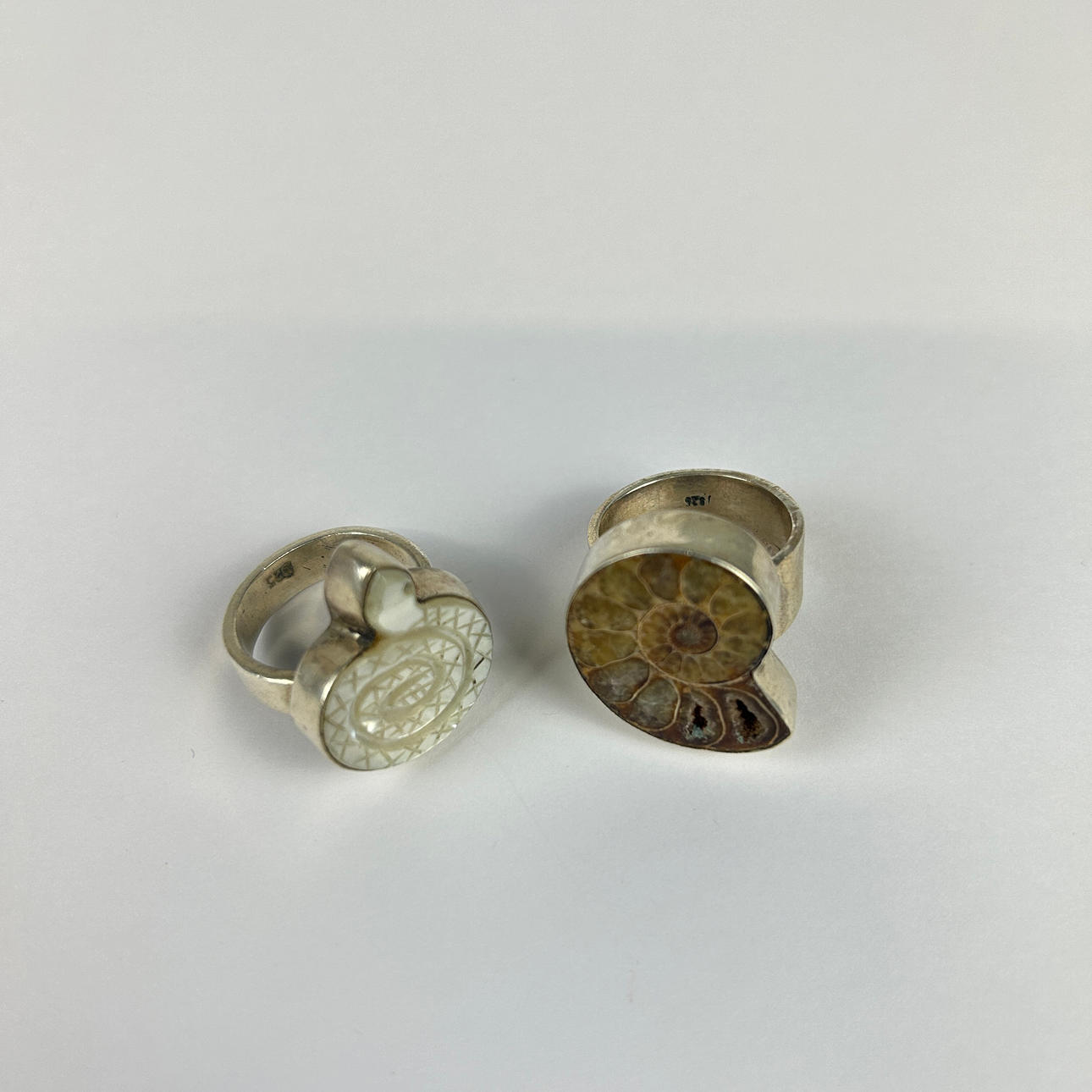 TWO INTERESTING SILVER RINGS. Jewellery & Gemstones - Rings - Auctionet