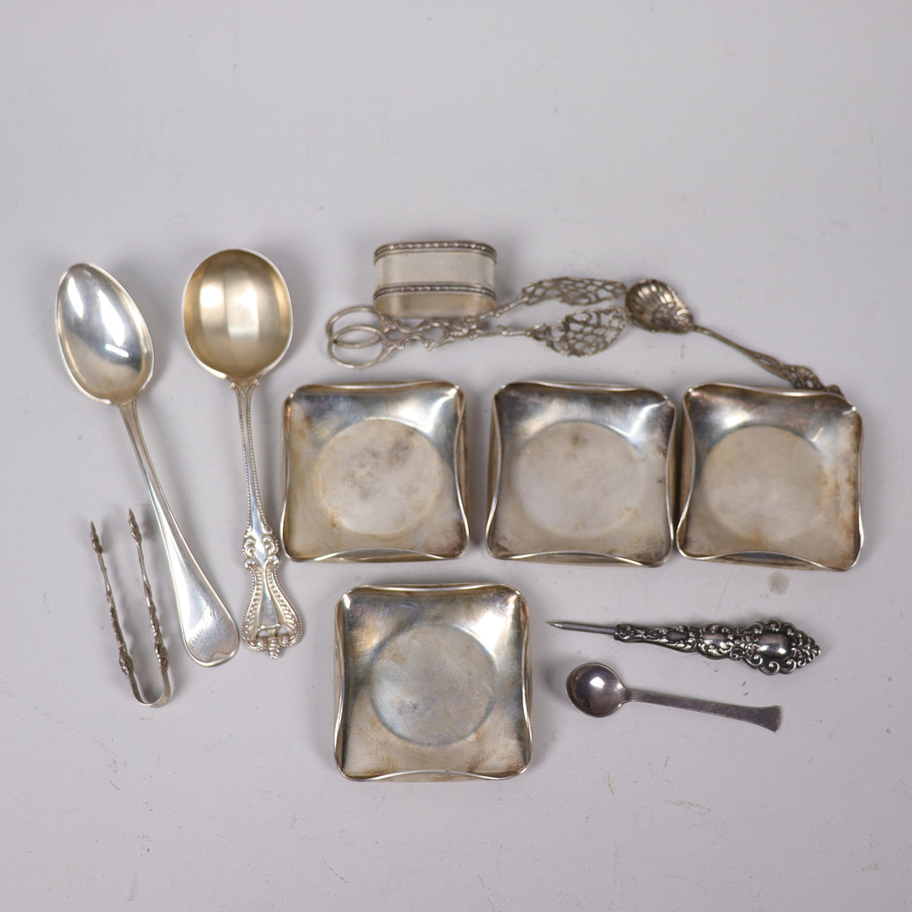 SILVER, bestickdelar och askfat, totalt 641 gram.