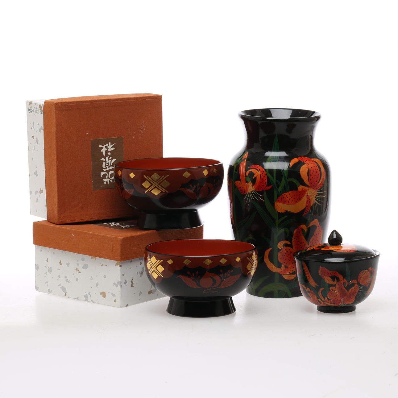 PARTI LACKFÖREMÅL, urna, ask samt 2 skålar, bl.a. Japan.