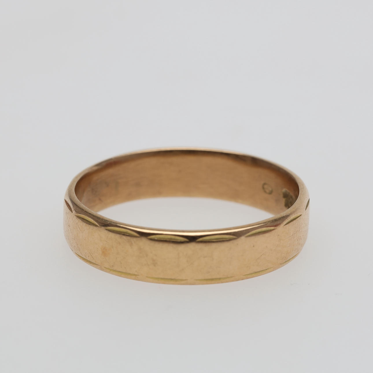 RING 18K guld vikt ca 3,6 gram.