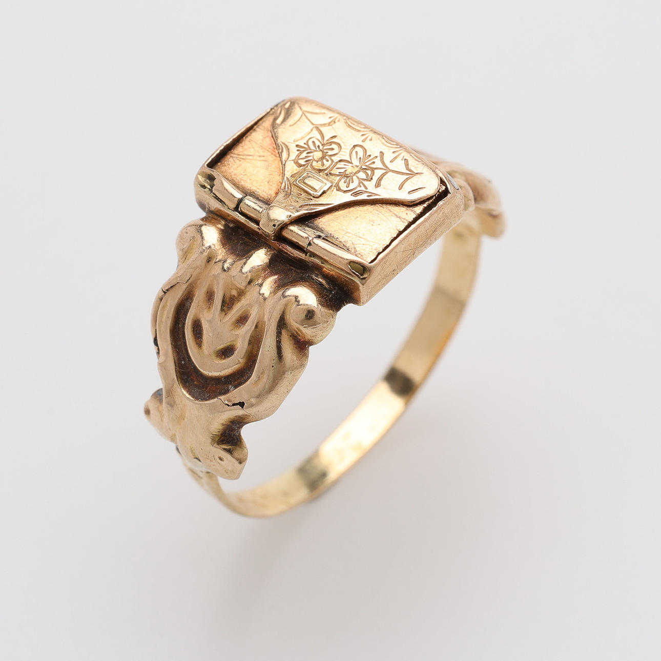 ANTIK GULDRING MED GÖMMA, 18K, 1848.