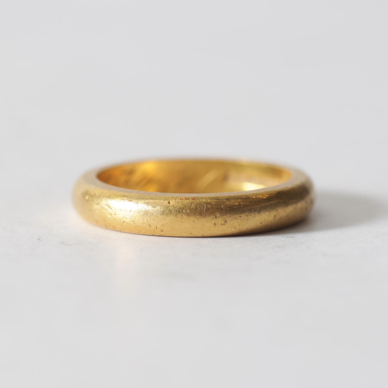 RING, 23K guld. Totalvikt ca 6,2 gram.